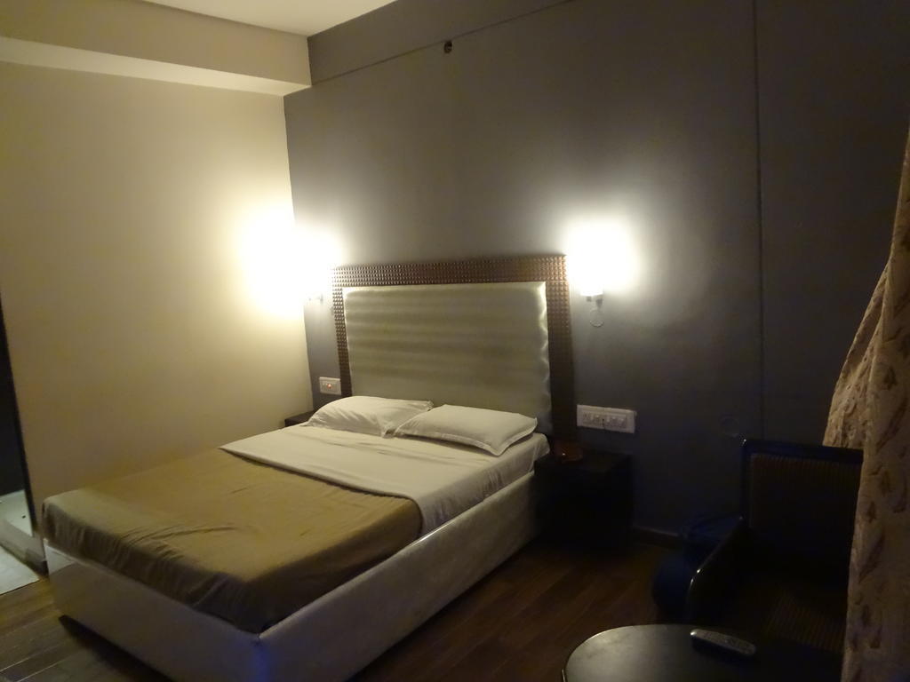 מדיקרי Hotel New Rajdarshan חדר תמונה