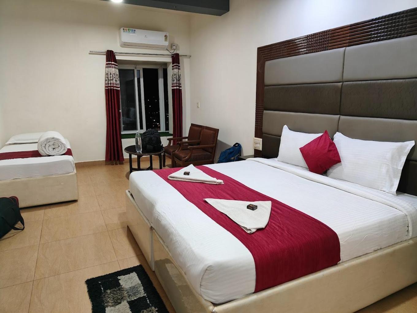 מדיקרי Hotel New Rajdarshan מראה חיצוני תמונה