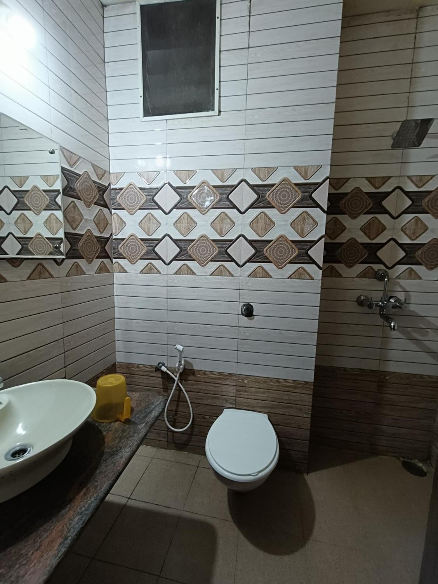 מדיקרי Hotel New Rajdarshan מראה חיצוני תמונה