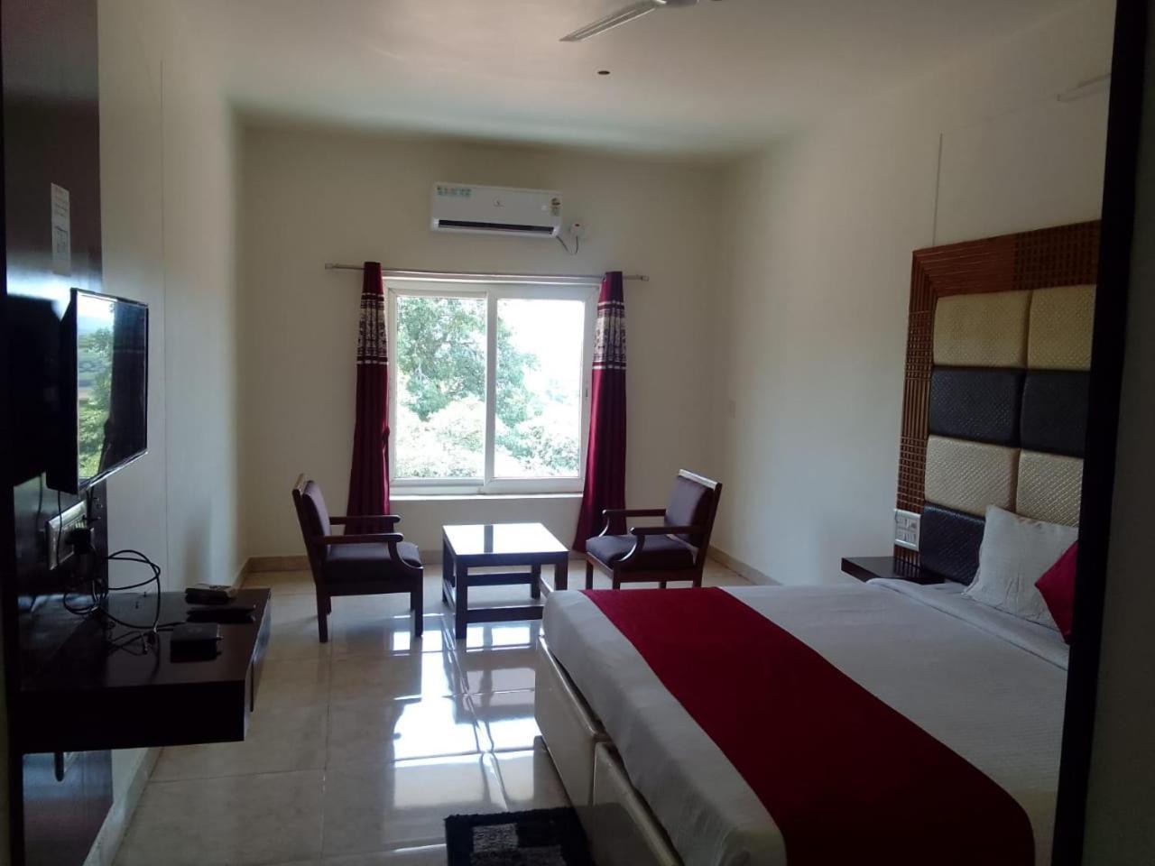 מדיקרי Hotel New Rajdarshan מראה חיצוני תמונה