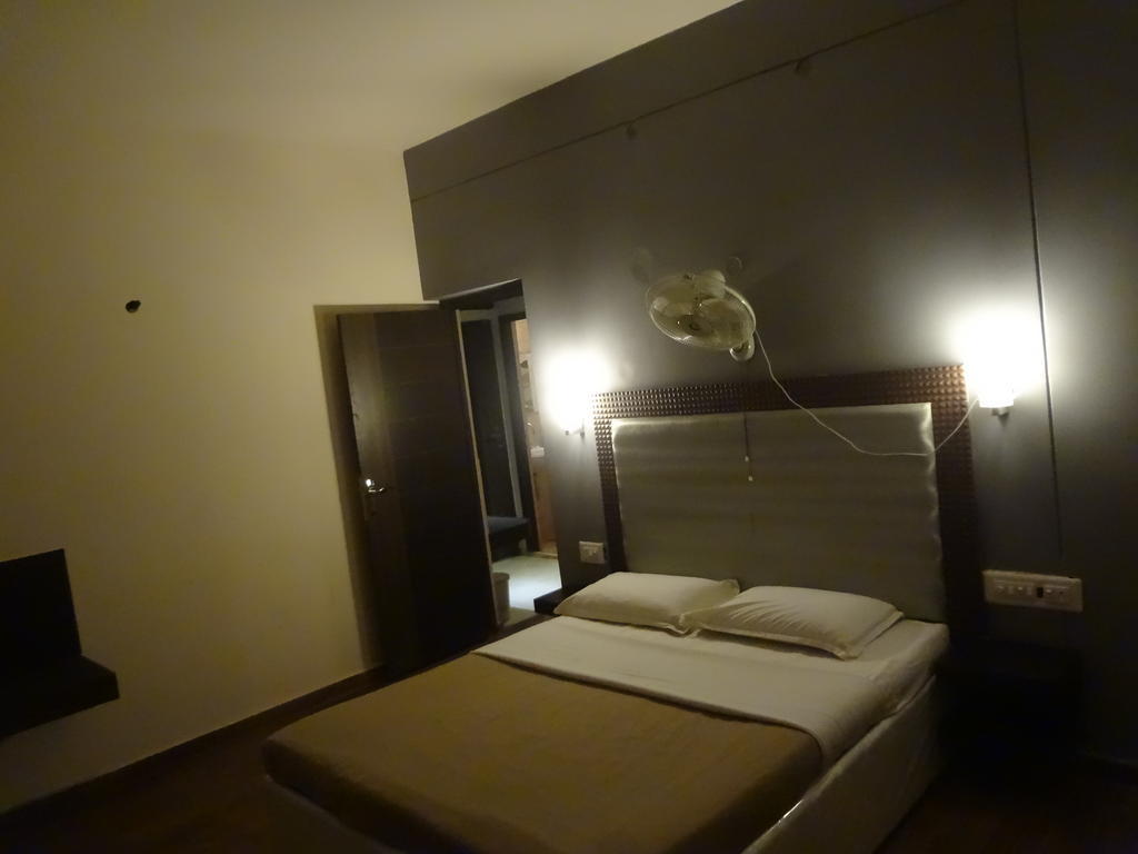 מדיקרי Hotel New Rajdarshan מראה חיצוני תמונה