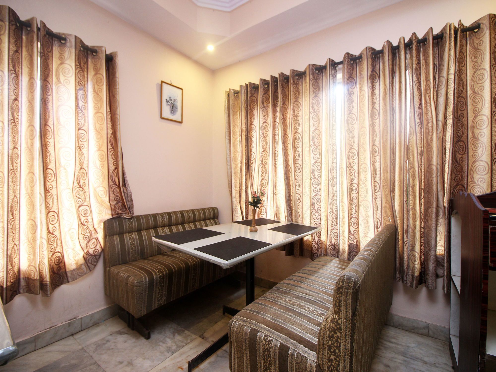 מדיקרי Hotel New Rajdarshan מראה חיצוני תמונה
